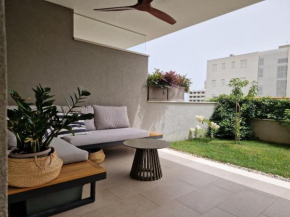 Žnjan beachfront luxury beautiful new apartment with garden jacuzzi and sauna